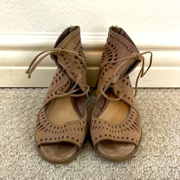 Vince Camuto Brown Tarita Laser Cut Lace Up Sandals - Picture 3 of 8